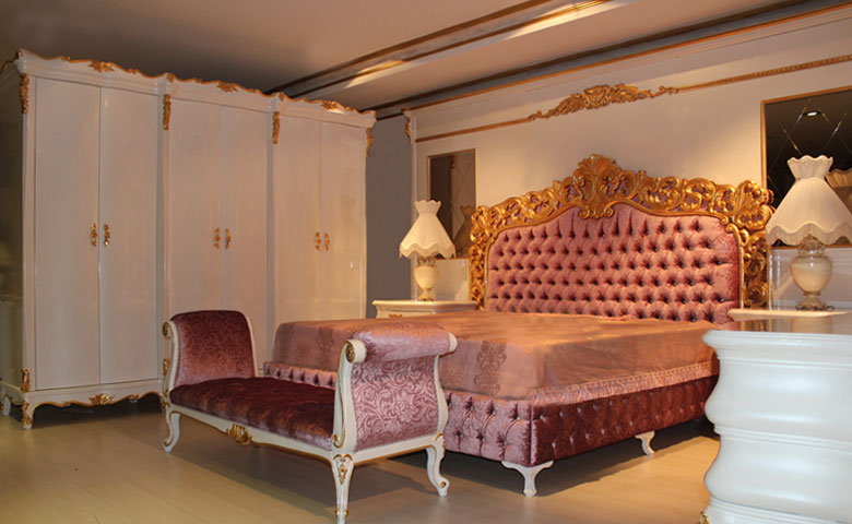 altın rengi taclı klasik yatak odası