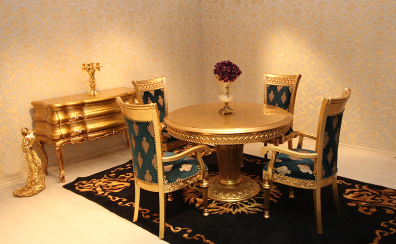 Altın varaklı klasik mutfak masası